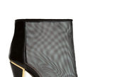 纽约时装皇后Diane von Furstenberg创立的同名设计师品牌近日推出2012秋冬系列女鞋。结合了缎面、翻毛皮、皮毛、网纱、印花等多种元素的鞋面搭配旋转的金属质感鞋跟，完完整整抒写了一位优雅、干练，而又有风度的都市女性该有的时尚态度。