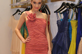 3月13日，BCBGMAXAZRIA举行2012 春夏READY-TO-WEAR系列新品预览。BCBG 2012年春夏系列利用亮丽的线条、色彩及巧妙的设计元素，重新演绎现代都市女性的个性化衣橱。柔和的粉杏色系和跳跃的鲜艳色彩相融合，突出春夏感；剪裁则以90年代初的层次褶皱设计为主调，配合珠片、蕾丝及雪纺等富女性韵味的舒适面料。图：2012春夏新款斜肩小礼服裙，凸显线条美感。