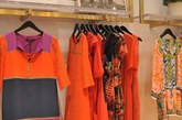 3月13日，BCBGMAXAZRIA举行2012 春夏READY-TO-WEAR系列新品预览。BCBG 2012年春夏系列利用亮丽的线条、色彩及巧妙的设计元素，重新演绎现代都市女性的个性化衣橱。柔和的粉杏色系和跳跃的鲜艳色彩相融合，突出春夏感；剪裁则以90年代初的层次褶皱设计为主调，配合珠片、蕾丝及雪纺等富女性韵味的舒适面料。图：店内2012春夏新款陈列展示。