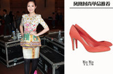 杨千嬅出席记者会，一袭拼色印花设计筒裙，脚穿粉红色“马鬃”高跟鞋。