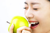 黄苹果


　　可强健人体免疫系统，对预防某些癌症也有好处。另外，黄苹果对保护视力有很好的作用，经常使用电脑的上班族可适当进食。

　　美国《读者文摘》为十种对健康最有利的水果排名，苹果占第一位。小编为您盘点苹果都有哪些祛病养生功效。

