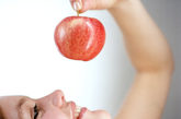 俗话说“一天吃一个苹果，医生远离你。”苹果似中药，具有多种祛病养生功效，还是美容养颜佳品。另外，苹果所含的营养既全面又易被人体消化吸收，适合各类人群食用。而且不同颜色的苹果祛病养生功效也有所不同。(图片来源：东方ic)