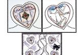 2004年发行的浪漫法国的情人节邮票，票图是时尚女性必备的香水瓶。这枚邮票发行后的销路不错，很快在法国邮政的柜台上就售缺了。这枚邮票的设计出自著名国际时尚品牌香奈儿麾下的设计师Karl Lagerfeld之手笔。
