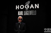 Karl Lagerfeld跨界Hogan作品重装上阵，革命性创意思改写Hogan的具代表性法则及产品设计：以双翼做设计的意大利标志以同色系的线饰展翅高飞；Interactive运动鞋有双链踝镯作点缀，显得份外柔丽；干湿褛可变作连身衣；手提包饰有图像设计，而肩带可缩短变作带环，紧紧的挂在袖口位，好让袋子垂下来。

