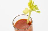 芹菜棒蘸进酸奶中：用一种可口的方法去品尝这种长长的深色绿叶。
