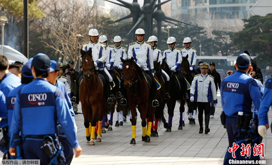 韩国骑警巡逻核峰会大楼 保障峰会安全召开