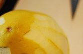 用土豆挠或者小刀削皮。大概1/3柚子的皮就可以了。注意皮一定要薄，尽量少残留白色的瓤。 

