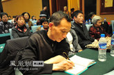 来自江西省各地和南昌市境内的居士约千人聆听了三位法师精彩的演讲。居士们认真闻听、记录，对学习佛法中遇到的疑难问题进行了提问。（图片来源：凤凰网华人佛教  摄影：桑吉扎西）
