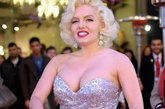伦敦，当地时间3月22日，玛丽莲-梦露（Marilyn Monroe）的超级模仿者苏茜-肯尼迪(Suzie Kennedy)助阵纪念玛丽莲-梦露逝世50周年展览活动。 
