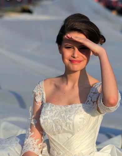 17岁嫩模打破吉尼斯记录 演绎3千米史前最长婚纱