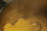 把剥好的柚子肉放在锅中，再加一汤勺水，在锅中小火熬煮。等到柚子已经完全散落成一颗一颗的时候可以放入冰糖以及一半柚子皮。等水分稍微靠干的时候，再放入另外一半柚子皮。这个过程非常重要，一定要不停的搅拌，以免糊锅。 

