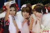 日本众多年满20岁的年轻女孩纷纷穿上和服，庆祝成人节的到来。
