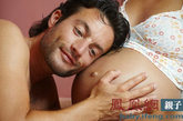 三、宫颈粘液观察法一般有正常月经周期的妇女，在经净后会感觉有一个阴部的“干燥期”，随之出现“湿润期”，其后又是“干燥期”和下次的月经来潮。这里所谓“湿润”是指源自阴道的宫颈粘液所产生的阴部湿润感。

