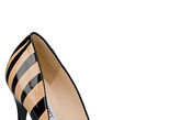 当红鞋履设计师Jimmy Choo 2012 Cruise系列女鞋秉承一贯优雅、性感兼具趣味性的设计理念。防水台细跟或者麻编底撑起的高跟鞋在鞋面的设计上融入了众多潮流元素。明亮的彩色漆皮、可爱的动物纹、绚丽的多彩亮片点缀抑或者是酷感十足的拉链装饰的加入，让女性多面的个性美完全展示出来。