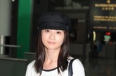蔡卓妍一顶鸭舌帽潮女扮相靓丽时尚。