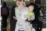 《广告狂人》中的女演员January Jones抱着儿子Xander现身机场，身着绿黑条纹T恤的儿子为她整体的路人装增色不少。
