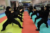 数百名妇女挥舞着致命武器，表演来回翻转和一系列绝技，乍一看，场景好似电影《卧虎藏龙》中的片段。仔细一瞧，原来是一群伊朗女忍者在研习忍术。 

　　近年来，忍术在伊朗女性群体中流行起来，她们都在隶属于伊朗国家武术联合会下属的武术俱乐部内训练。在此一家俱乐部内接受忍术训练的女性就超过3500人，她们个个身手矫捷，能使用多种致命武器。

