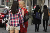 近日，上海气温逐步攀升，一度达到20度，褪下冬装的市民行走在上海街头，姑娘们的着装也一夜入夏，短裙丝袜都是不少女生的选择。