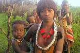 俾格米人是中非地区最早的居民，是史前桑加文明的继承人。今天在刚果(金)、刚果(布)、中非共和国、布隆迪、卢旺达、乌干达等国的密林中都有分布。