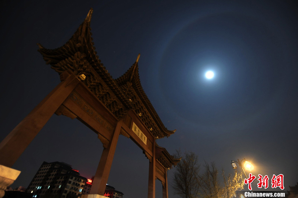 扬州夜空现罕见“月晕”奇观
