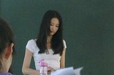 发帖人称，林雪薇老师是广东惠州人，初中、高中、大学都是学校里的校花，目前在广东外语外贸南国商学院任教。