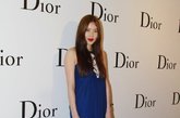 乐基儿Dior礼服， 身为模特的乐基儿，身着宝蓝色礼服，既没有让人感到故意的摆弄身姿，也没有那么郑重，但却让人感到一种自然美，十分舒服。礼服的宝蓝加上她的红唇，宛如外国美人。