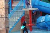 穿着穆斯林泳装“burkini”的女子在冲浪乐园。