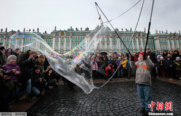 俄罗斯举办泡泡节 带你回到缤纷童年(组图)