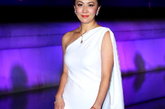 刘嘉玲 Dior 2012早春礼服，白色单肩的礼服轻盈的质地，贴合身材，让人感到一种单纯美。单肩的设计让已是高龄女青年的刘嘉玲也秀了一把身材。
