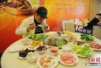 湖南“大胃王”1小时吃下25盘菜