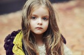 网络上爆红的小模特米兰-库尔尼科娃，拥有粉嫩的皮肤，蓝绿色的双眸，加之以天真可爱的表情，张张都被萌到！