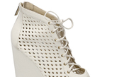 Jimmy Choo的高跟鞋一直以来都受到众多艺人名流的追捧，最新的2012春夏系列，设计师选用超高跟加防水台的基本款式让你在穿上它之后立刻能气场十足。系带、鱼嘴、动物纹、金属滚边等元素的融入更让每一款鞋都足够抢眼有型。　　