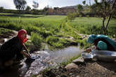 妇女们在Foladi村的溪水中洗锅

 
