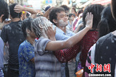 4月13日是泰历新年“宋干节”（泼水节）假期的第一天，曼谷市民集聚在曼谷考讪路欢度佳节。来自全世界的人民一起欢庆这个节日，让夏日炎炎的曼谷顿时凉快起来。