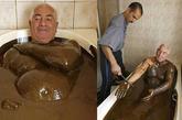 石油浴
在阿塞拜疆纳夫塔兰一家石油浴疗养院，一名男子浸泡在供洗浴的石油中。据悉，这种石油富含硫磺，对治疗关节炎和皮肤病有效果。