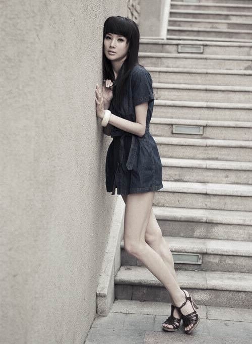 孙菲菲帅气出镜 秀长腿  自然率性游走异国风(组