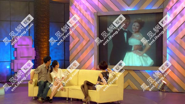 董洁潘粤明做客《鲁豫有约》现场甜蜜互动恩爱