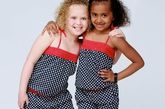 这对姐妹如今已经7岁了，她们都有着一模一样的笑容。不过一黑一白的长相永远令人想不到她们其实是双胞胎。据悉，双胞胎的父母都有黑人和白人血统，但能生出一黑一白的女儿也十分罕见。
