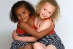 双胞胎姐妹肤色一白一黑 几率仅百万分之一