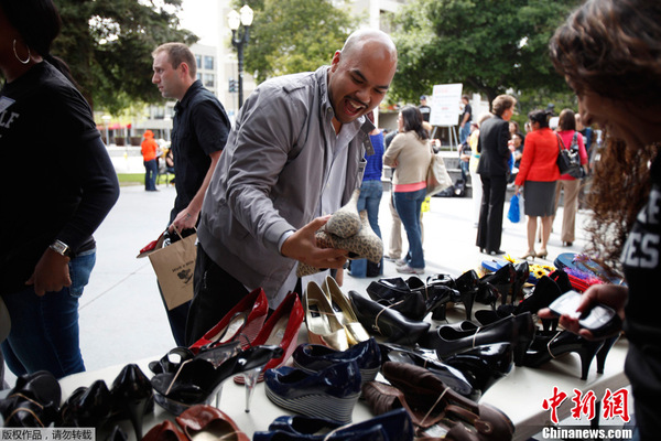 美国男人集体穿高跟鞋逛街 呼吁抵制性暴力(组