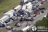 数百辆车挤作一团

　　在美国乔治亚州的西北部，在一条繁忙的州际公路上，大约有125辆来自两个方向的车辆在公路的延长地带挤作一团。


