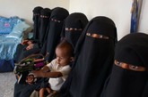 也门西部一个乡村里的这帮年轻的新娘一直闲静而害羞，大多数女孩在14至16岁之间出嫁，有人从来没有上过学，一旦结婚，女孩们通常不再上学。童婚导致她们过早辍学，是造成也门女性文盲率居高不下的原因之一。

