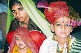 尽管印度法律规定女孩只有到了18岁才能结婚，然而童婚现象在印度许多地方都依然存在，当地警方对此毫无办法。每年5月左右是印度举行“集体童婚”的传统节日，许多父母都在为10岁左右的年幼儿女张罗婚礼，有的“新娘”甚至还在吃奶，有的甚至是被父母抱在怀里完成结婚仪式的。
