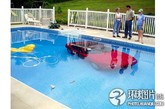 车子滚进游泳池 

　　在美国费城的Stewartstown市里，一辆红色马自达Miata躺在一处私宅里的游泳池里。原因是邻居忘记拉上手刹，结果车子自己滚进了游泳池。

