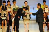 当地时间2012年4月24日，日本东京，启蒙时装设计师大赛Soen Prize举行。日本新锐作品层出不穷令人眼前一亮。