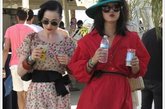 脱衣舞娘Dita Von Teese原来也有音乐细胞啊~一袭红绿波点连体裤，搭配黑色宽腰封，非常有气场。丰满的小妞们可以跟DVT学下，记得在音乐节这种场合，太过秀你的双峰是不受待见的。
