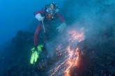 美国夏威夷，潜水员Turpin用鱼钩在基拉韦厄火山1000摄氏度的熔岩上创作，而这座海底火山还在持续喷发。
　　勇敢的潜水员潜入130英尺深的海底，寻找熔岩的源头，并用焊接手套和鱼钩来塑造炙热的“驼鹿头”。如果熔岩管破裂，或者朝他喷发，他将会有生命危险。Turpin的熔岩作品总是在完成之前就被喷发的火山熔岩所破坏。于是，这名熔岩海洋冒险潜水公司的创始人为了保留他的自然“艺术”，请摄影师Doug Perrine帮忙，将这些非凡创作景象展示给世人。
