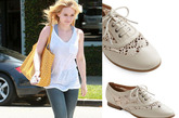 希拉里·达芙 (Hilary Duff)一身轻松装扮，白色V领无袖T恤，简洁直筒牛仔及编织手袋，搭配一双布洛克鞋自信阳光，活力十足。