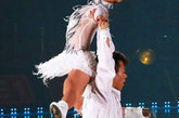 当地时间2012年5月4日，首尔，金妍儿花滑表演，上演制服诱惑，申雪、赵宏博现身表演助阵。 