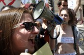 当地时间2012年5月4日，耶路撒冷，以色列女性参加“荡妇大游行”，抗议性暴力，反驳女性挑逗性着装和举止鼓励强奸的论调。不仅仅是以色列，韩国、日本等多国也举办过类似游行。